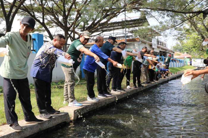 Wujudkan Green Campus, PKTJ dan UMUS Gandeng Pemkot Tegal Jernihkan Sungai Margadana Menggunakan Eco-Enzim